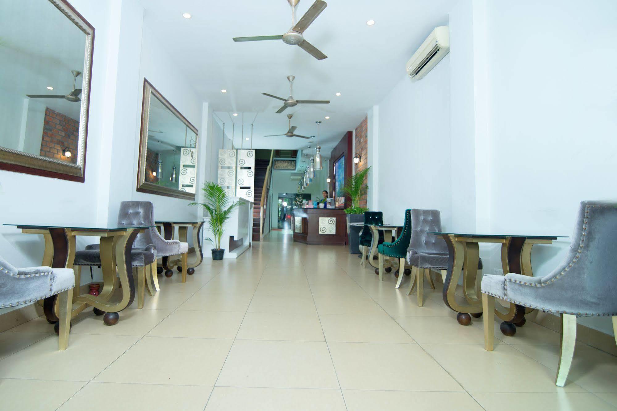 Riverview Cambodia Boutique Hotel Phnom-Penh Buitenkant foto