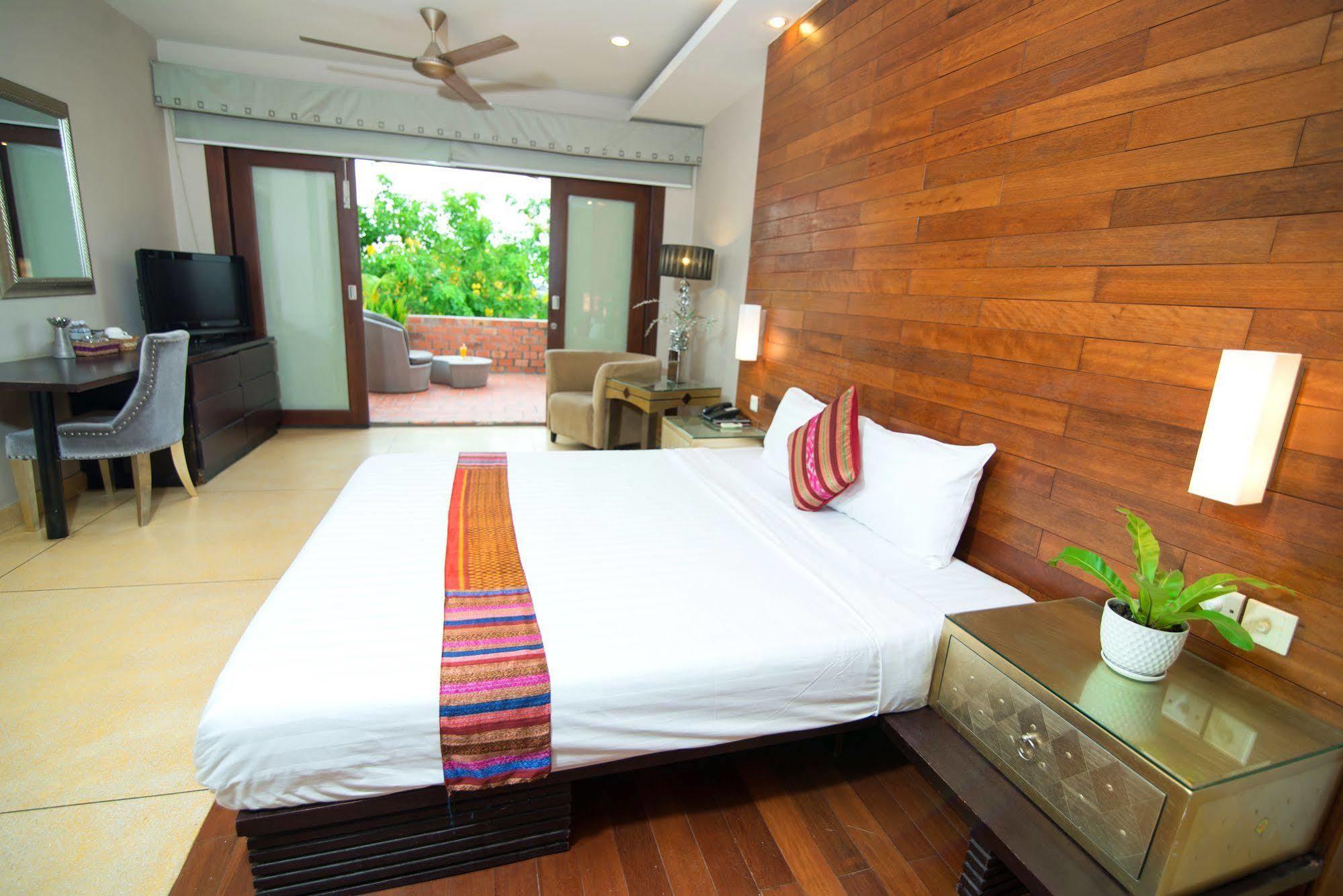 Riverview Cambodia Boutique Hotel Phnom-Penh Buitenkant foto