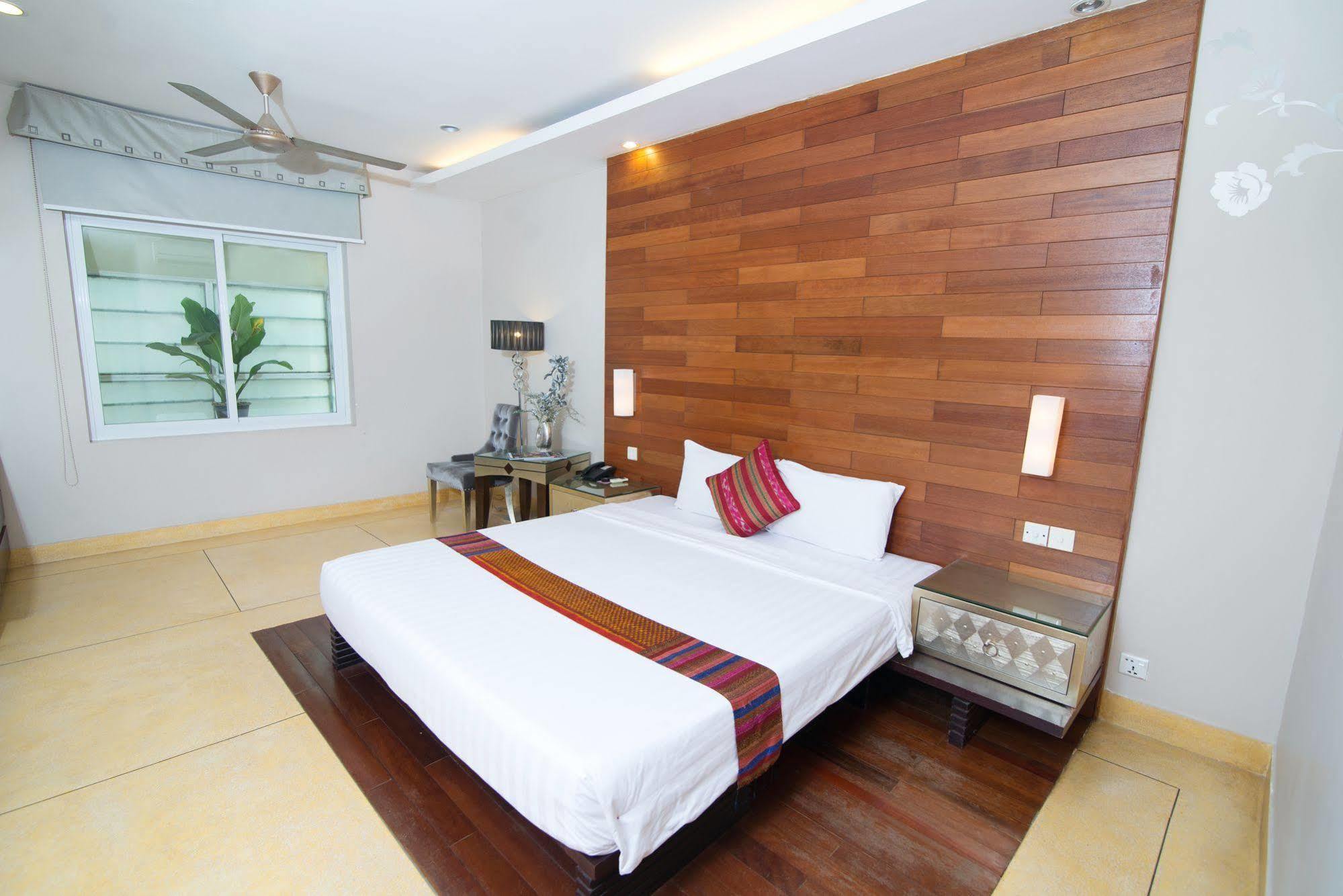 Riverview Cambodia Boutique Hotel Phnom-Penh Buitenkant foto