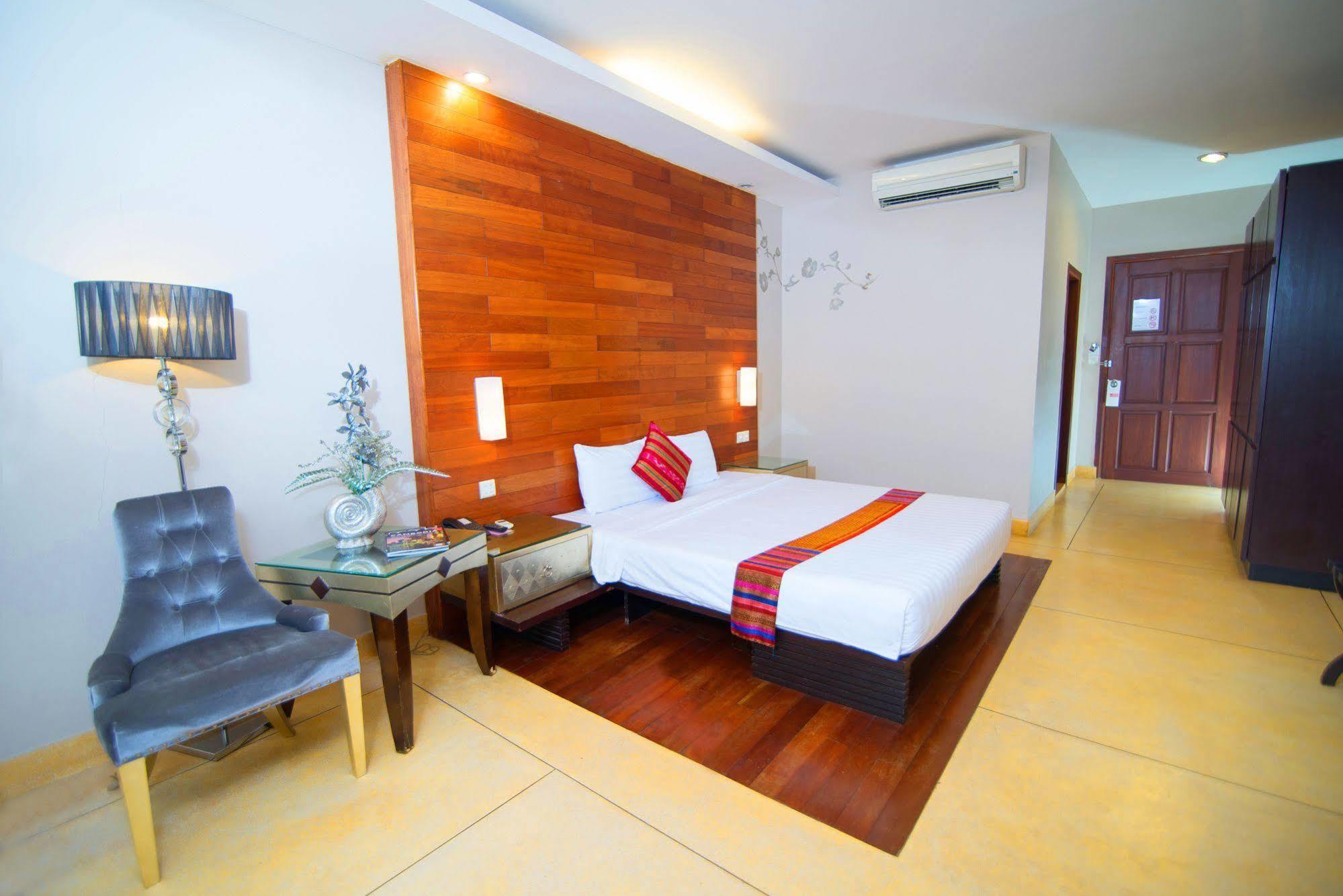 Riverview Cambodia Boutique Hotel Phnom-Penh Buitenkant foto